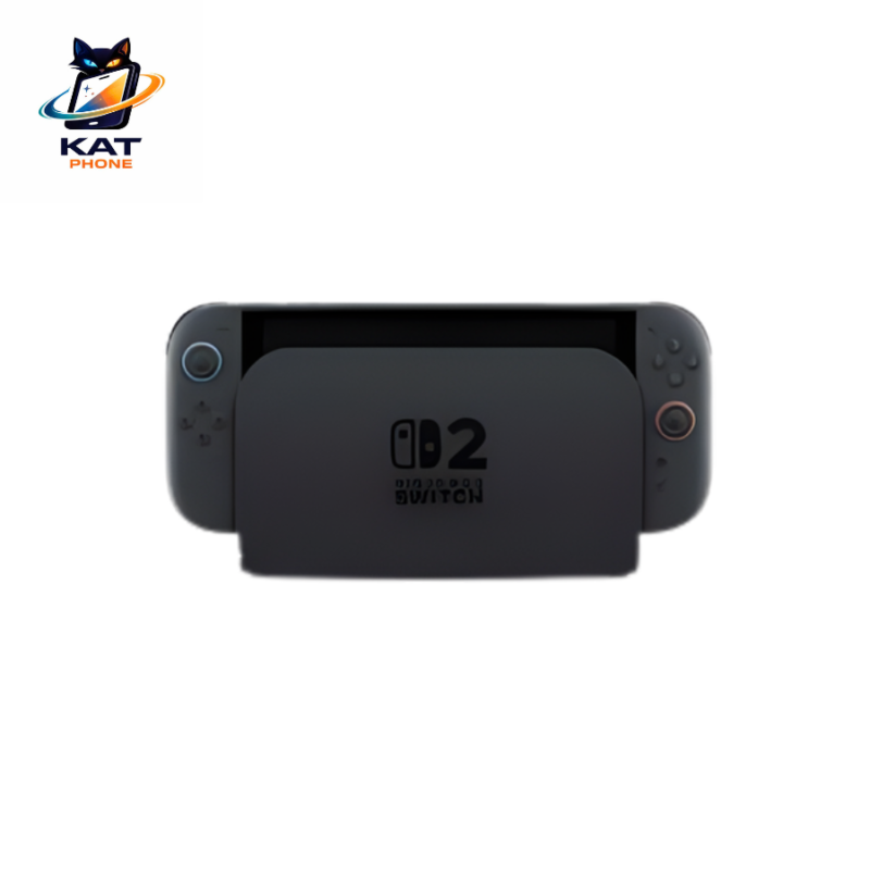 1. Cấu hình không phải là tất cả Dù các tin đồn cho thấy Switch 2 sẽ có sự nâng cấp đáng kể về RAM và chip đồ họa (có thể hỗ trợ DLSS của NVIDIA), nhưng nếu đặt cạnh PlayStation 5 hay Xbox Series X, đây vẫn là một khoảng cách lớn. Tuy nhiên, Nintendo hiểu rằng: Sức mạnh phần cứng chỉ là công cụ, còn trải nghiệm mới là đích đến. Thay vì tập trung vào những khung hình bóng bẩy nhưng khô khan, Switch 2 tập trung vào việc tối ưu hóa hiệu năng để các tựa game "cây nhà lá vườn" đạt được sự mượt mà tuyệt đối ở độ phân giải 1080p hoặc 4K khi cắm dock. 2. Sự linh hoạt — "Vũ khí" sắc bén nhất Điểm khiến dòng Switch trở nên bất bại chính là khả năng biến hình. Bạn có thể: Chơi game AAA ngay trên máy bay, tàu điện. Kết nối với TV để tận hưởng màn hình lớn cùng gia đình. Tháo rời Joy-con để vận động với các tựa game thể thao. Sự linh hoạt và sáng tạo này biến Switch 2 thành một thiết bị giải trí "mọi lúc, mọi nơi", điều mà những cỗ máy cồng kềnh như PS5 hay Xbox không bao giờ làm được. 3. Hệ sinh thái độc quyền: Thỏi nam châm hút khách Người ta mua Nintendo không phải để chơi những game đa nền tảng có đồ họa đẹp nhất, mà họ mua để chơi Mario, Zelda, Pokémon hay Animal Crossing. Đây là những thương hiệu mang tính biểu tượng, sở hữu lối chơi cực kỳ thân thiện và lôi cuốn. Với Switch 2, khả năng cao chúng ta sẽ được thấy những hậu bản đột phá hơn, tận dụng phần cứng mới để tạo ra những thế giới mở rộng lớn và tương tác sâu hơn nữa. Kết luận Tóm lại, Nintendo Switch 2 là sự lựa chọn lý tưởng cho: Người dùng phổ thông: Những người cần sự đơn giản, dễ chơi, dễ làm quen. Gia đình: Kết nối các thành viên qua những tựa game mang tính cộng đồng cao. Fan trung thành: Những ai trót yêu thế giới đầy màu sắc và sự sáng tạo vô hạn của Nintendo.